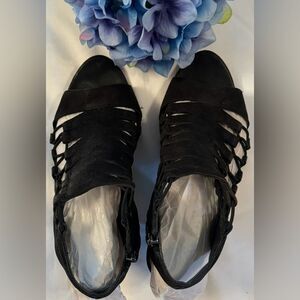 Timeless! Vince Camuto “VC-Eliaz” black wedges!